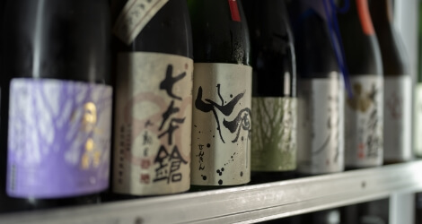 棚に並んだ豊富な品揃えの日本酒